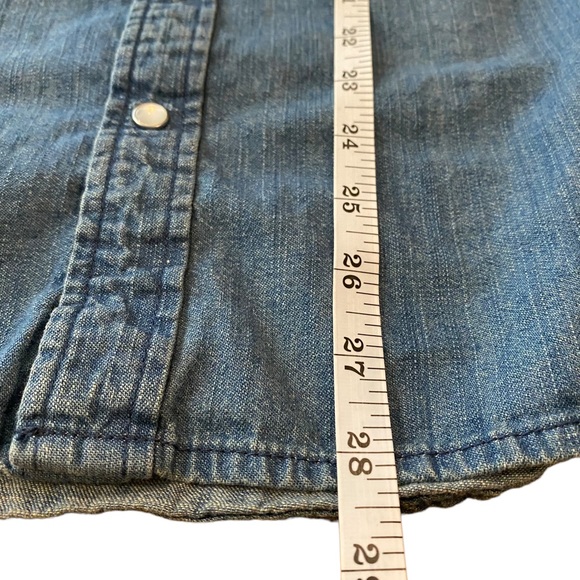 Levi’s Woman’s vintage-look pearl snap long sleeve western-style denim shirt - Picture 6 of 9